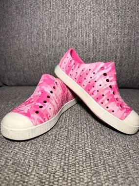 Native Shoes Jefferson slip-on sneakers in a pink camo marbled kids size C10